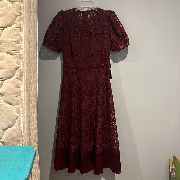Lulus oxblood midi lace dress. US 6. - Picture 3 of 8